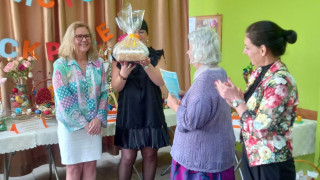 Заместник-кметът по социални дейности на София Надежда Бачева гостува в Дома за стари хора - Зона Б-5 на Великденски конкурс