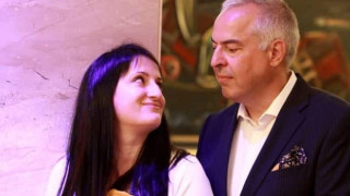  Ожени се за любовницата си и още е вманиачен по нея: ПАПАРАШКИ СНИМКИ на водещия Бойко Василев и Албена, която го разведе! 