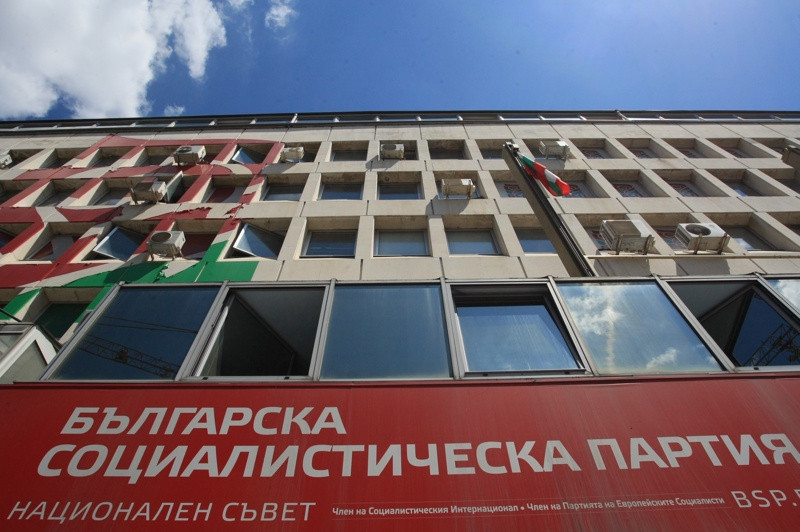 БСП с инфарктно заседание след оставката на Корнелия Нинова