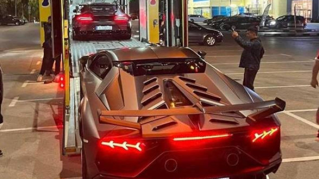 Във фейсбук групата Millionaire Club Cars вниманието привлича ултра луксозно