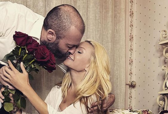РАЗМЕНИХА РОЛИТЕ!! Мария Игнатова заведе Нойзи на романтична почивка, а той й мие крачетата и я ухажва! (ВИЖ ТУК)