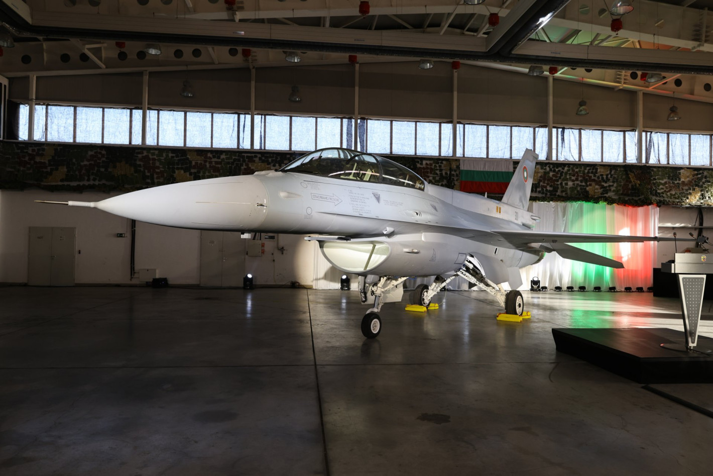 Представиха българския F-16 в авиобаза "Граф Игнатиево" (снимки)
