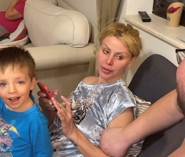 ЖИВА ДА Я ОЖАЛИШ: Светлана Василева изрева, че изнемогва в грижите за децата... милата! (ВИЖ ТУК)
