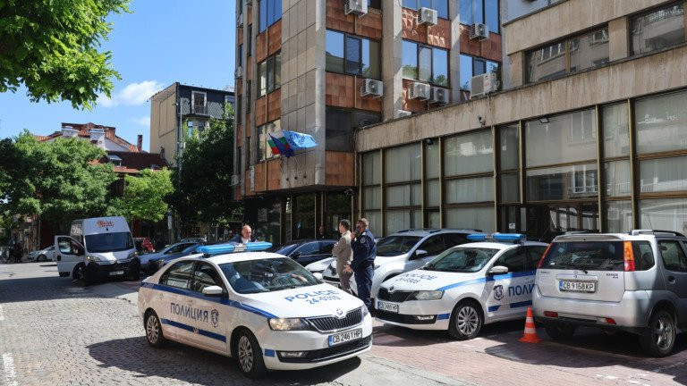Изгониха с полиция ДПС-Доган от партийната централа