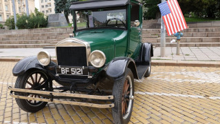 В София се проведе юбилеен ретро парад на автомобили (снимки)