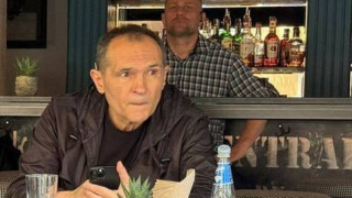 Васил Божков ОКУПИРА бар в центъра на София: 4 гарда не дават на никой да припари до него! (подробности + СНИМКИ)