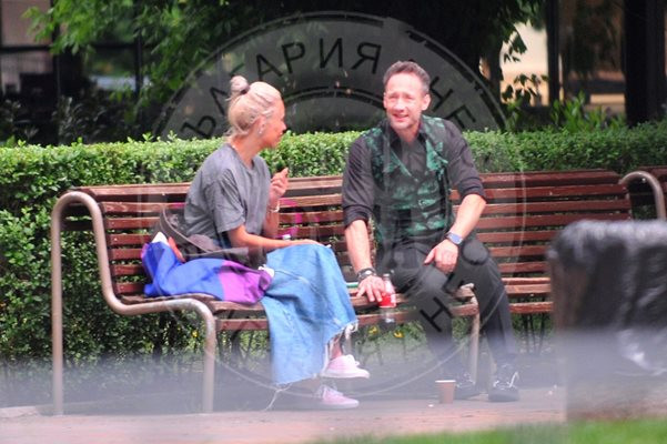 КАКВО СЕ СЛУЧВА?!? Дарин Ангелов падна на колене пред Радина Кърджилова на улицата! (ФОТО БОМБА)