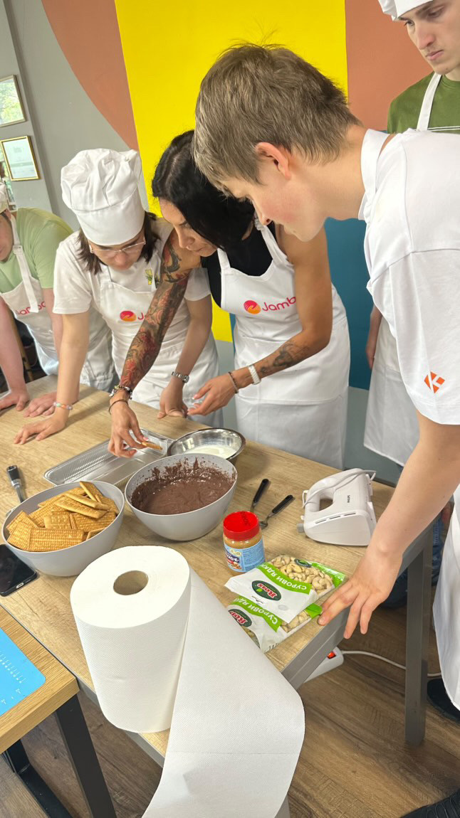 Благородно! Победителката в Hell’s Kitchen Златка Димитрова готви заедно с деца със специални нужди