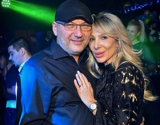 Какво му направи тази жена?! Влюбеният шеф Манчев награби Ива Бека на лодка! (СНИМКИ)