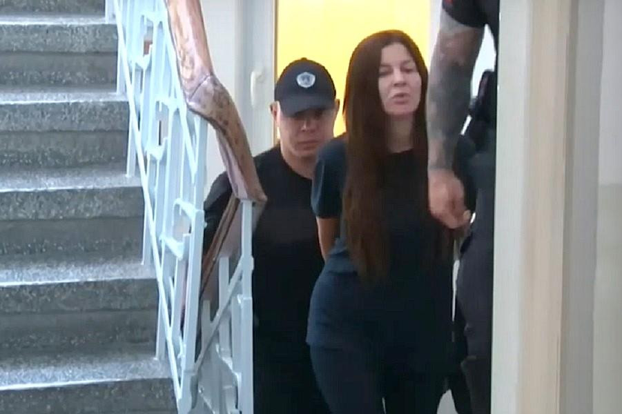 Пияницата Дебора реве в ареста: Пуснете ме да си отида и да си гледам детето! (същото дете, което едва не затри къркана – ВИЖ ТУК)