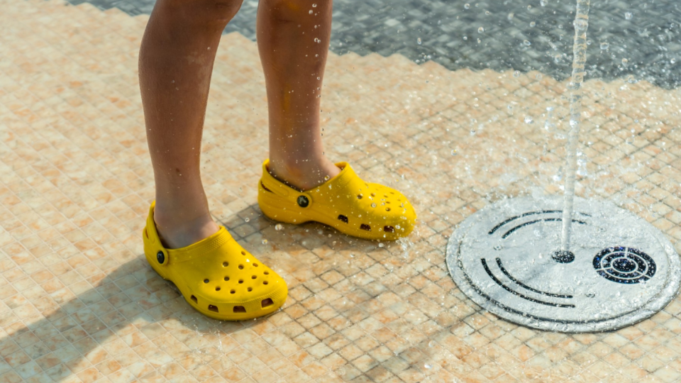 Какво да знаете преди да купите Crocs - стил, комфорт и практични съвети!