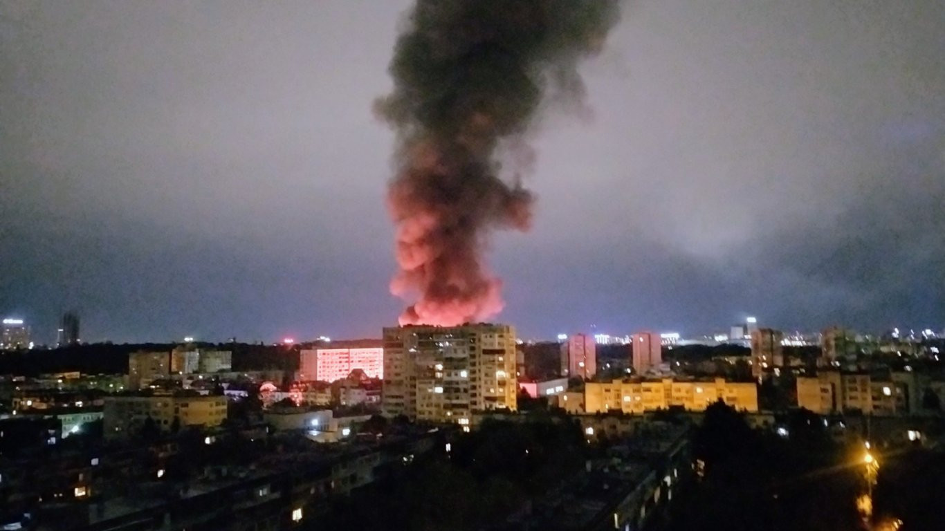 Мъж загина в голям пожар в столичния кв. "Гоце Делчев", изгоряха сграда и 35 коли (видео/снимки)