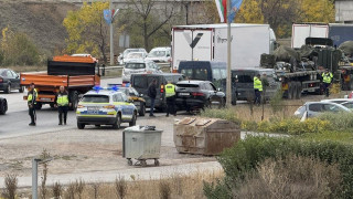 Сблъсък между "Ягуар" и камион от военен конвой на столичното "Ботевградско шосе" (снимки)
