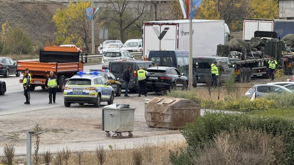 Сблъсък между "Ягуар" и камион от военен конвой на столичното "Ботевградско шосе" (снимки)