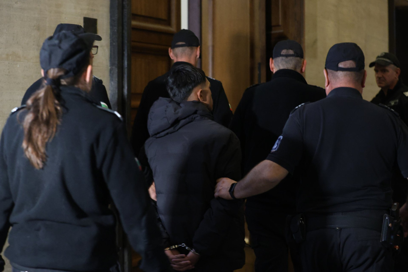 Съдът остави в ареста 15-годишния Георги, обвинен за убийството на свой връстник в мол