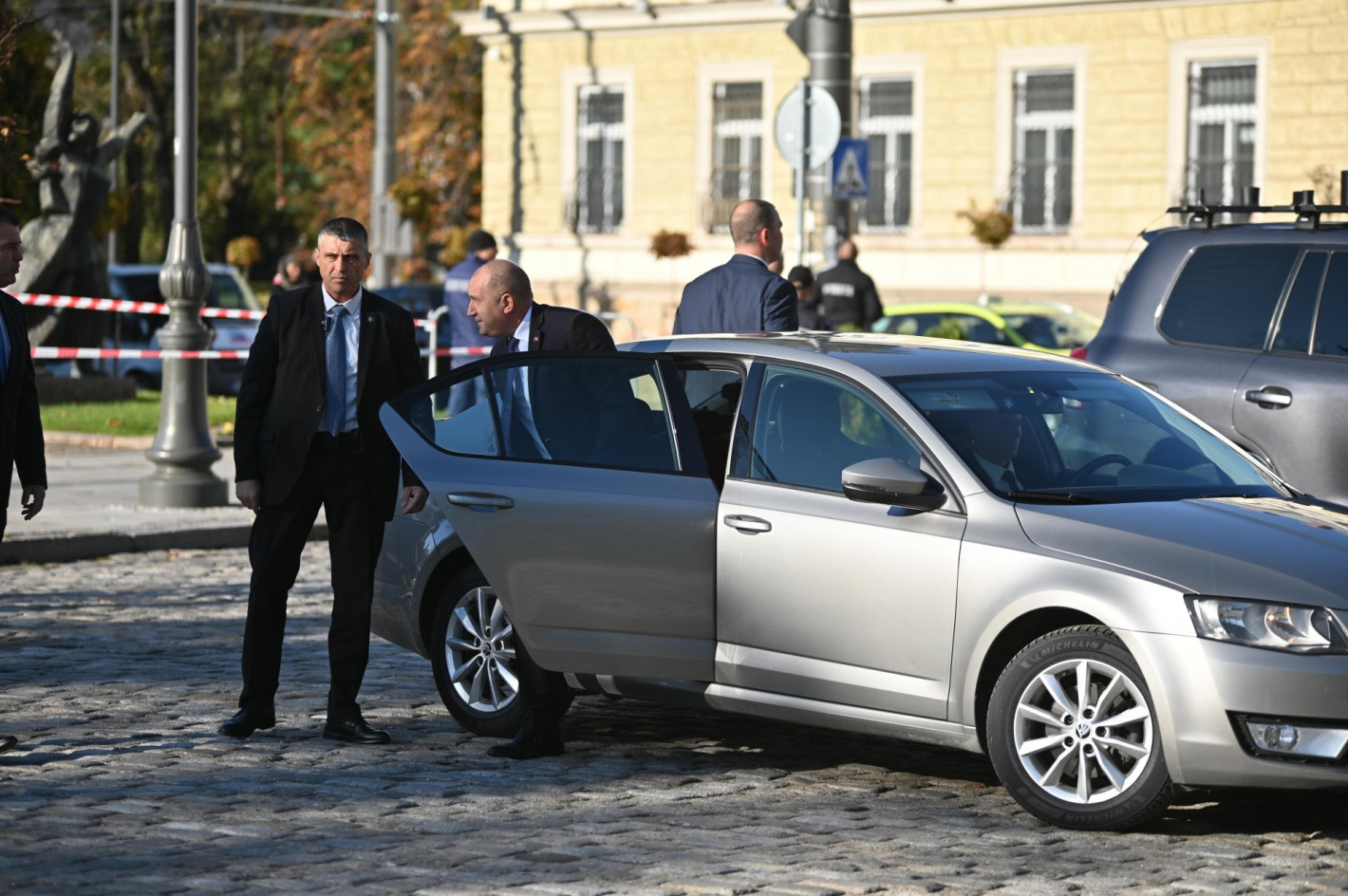 Калин Стоянов: Радев се вози в брониран "Mercedes S680 Guard", шкодата е за пред камери