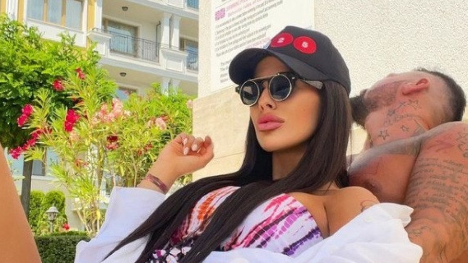 Полина Спасова показа малката Теана: Родилката се оправя сама с всичко, таткото-ученик ги заряза! (СНИМКИ)