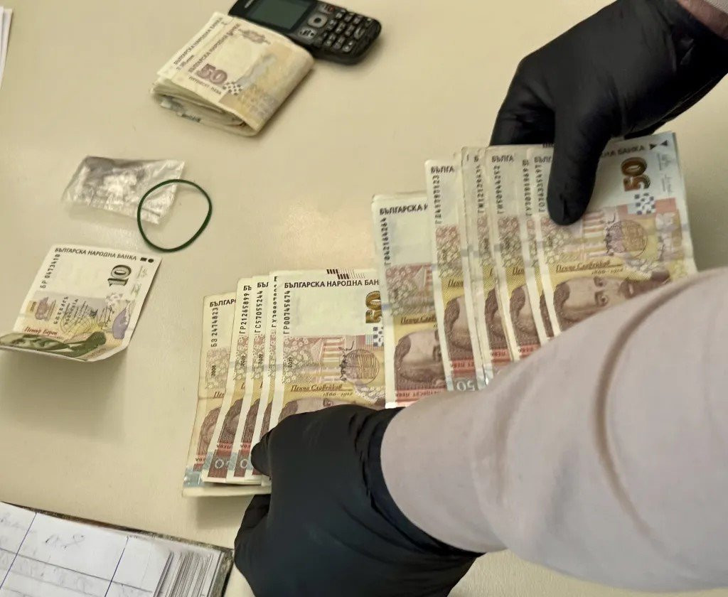 Над 110 000 лв. намериха в дома на арестуван за корупция митничар (снимки/видео)
