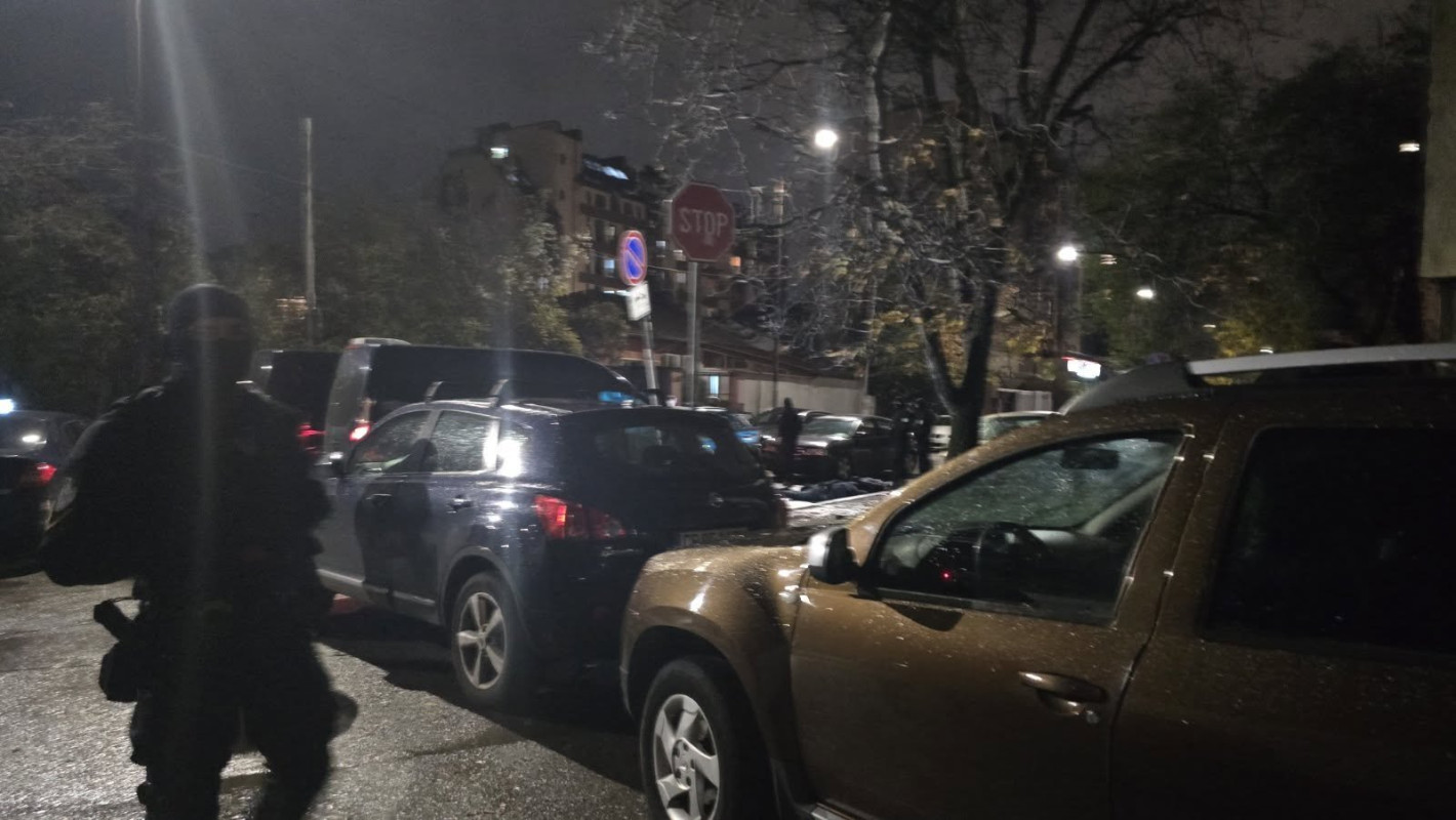 Заловиха известни автокрадци в София, ударили патрулка при опит за бягство (снимки)