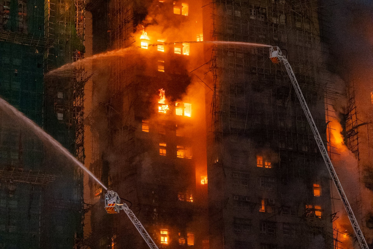 Огнен ад в Хонконг: Загинали и ранени в най-мащабния пожар от 17 години насам (снимки/видео)