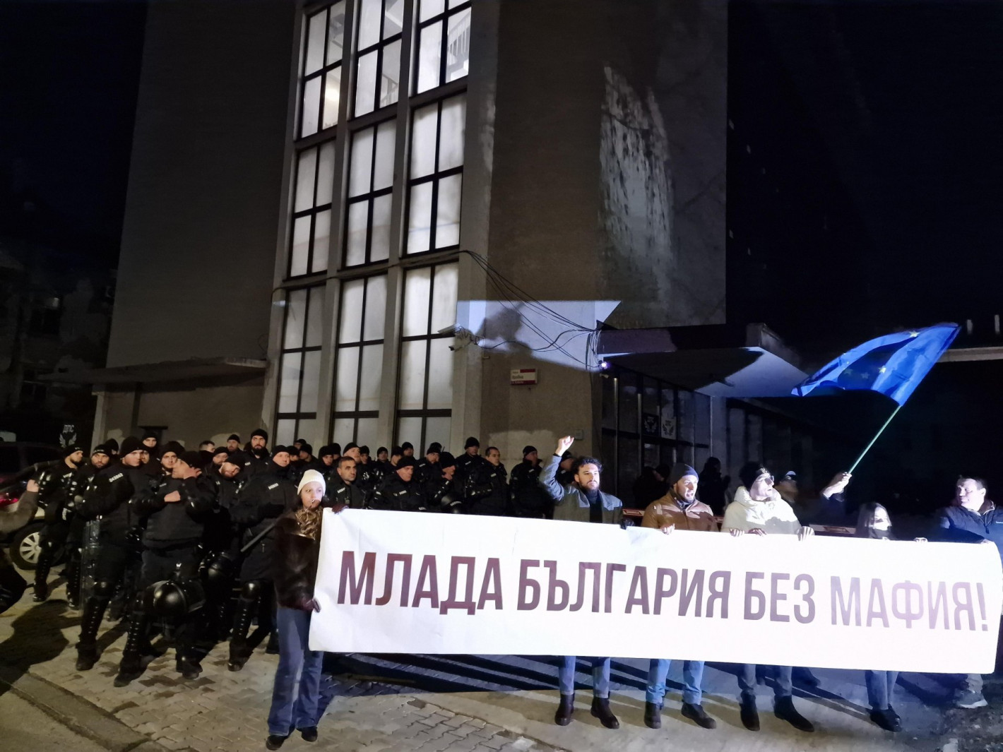 Сблъсъци и бомбички пред централата на ДПС, провокатори замерят полицаи с бутилки (видео)