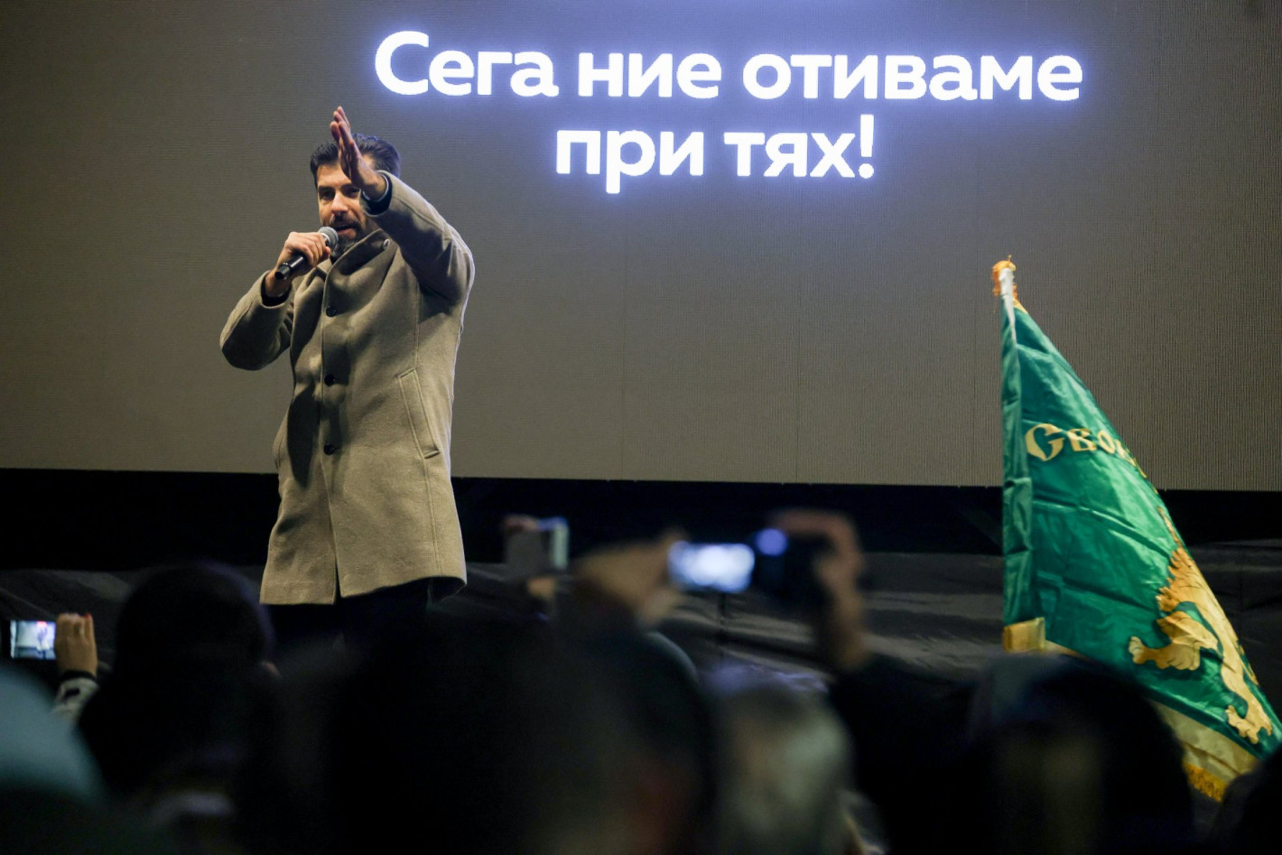 Сблъсъци и бомбички пред централата на ДПС, провокатори замерят полицаи с бутилки (видео)