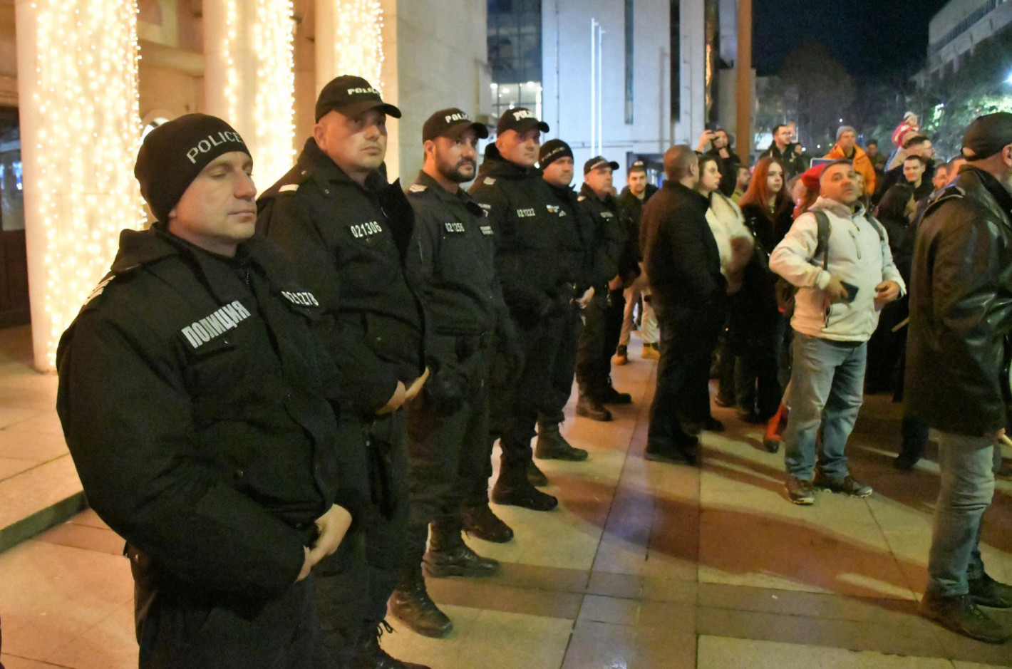 Сблъсъци и бомбички пред централата на ДПС, провокатори замерят полицаи с бутилки (видео)