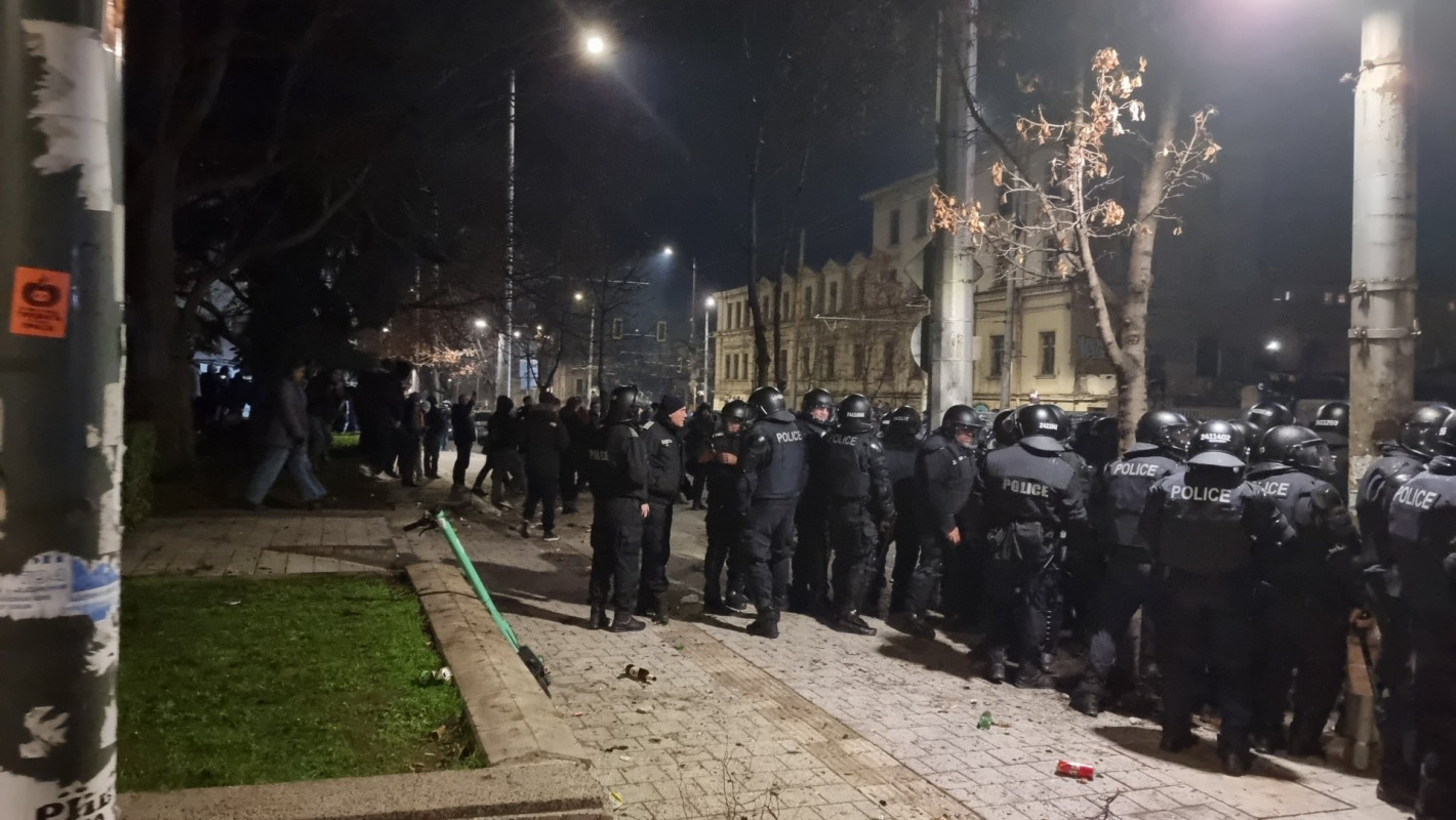 Сблъсъци и бомбички пред централата на ДПС, провокатори замерят полицаи с бутилки (видео)