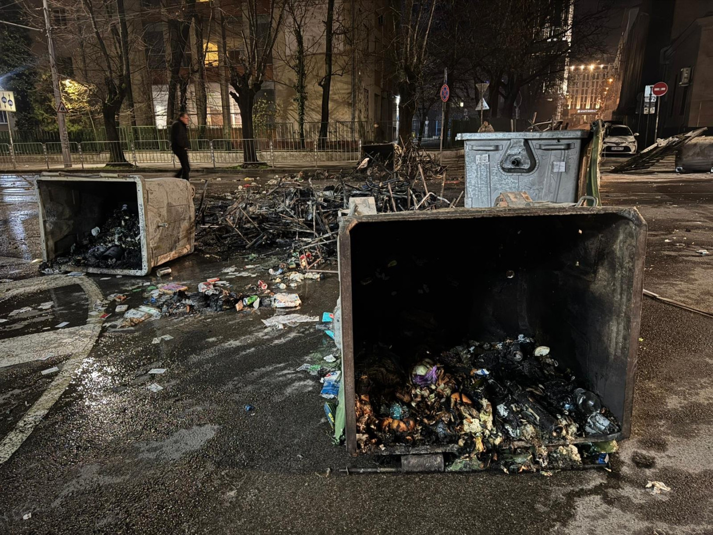 МВР показа пачките пари у задържан на протеста и как трошат патрулка (снимки/видео)