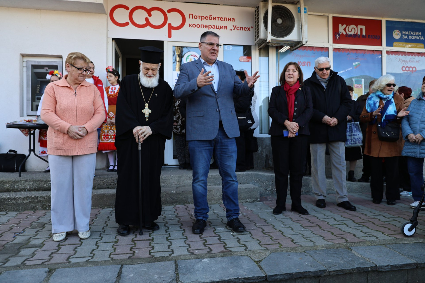 Вижте цените на първия щанд на държавния "Магазин за хората" (снимки)
