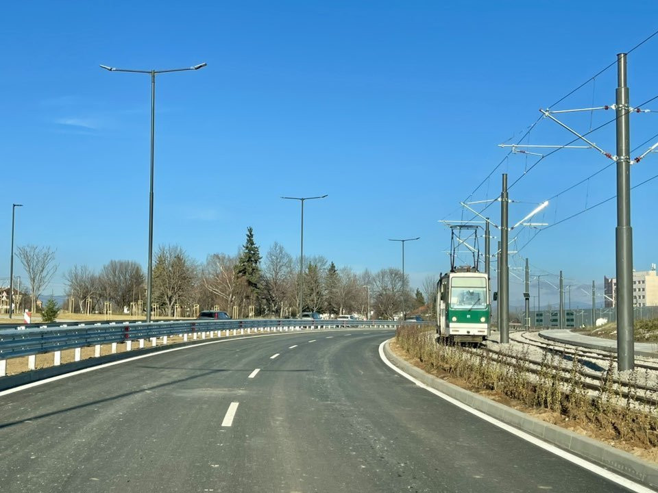 След 2 г. строителство пуснаха движението по новия бул. "Рожен" (снимки)