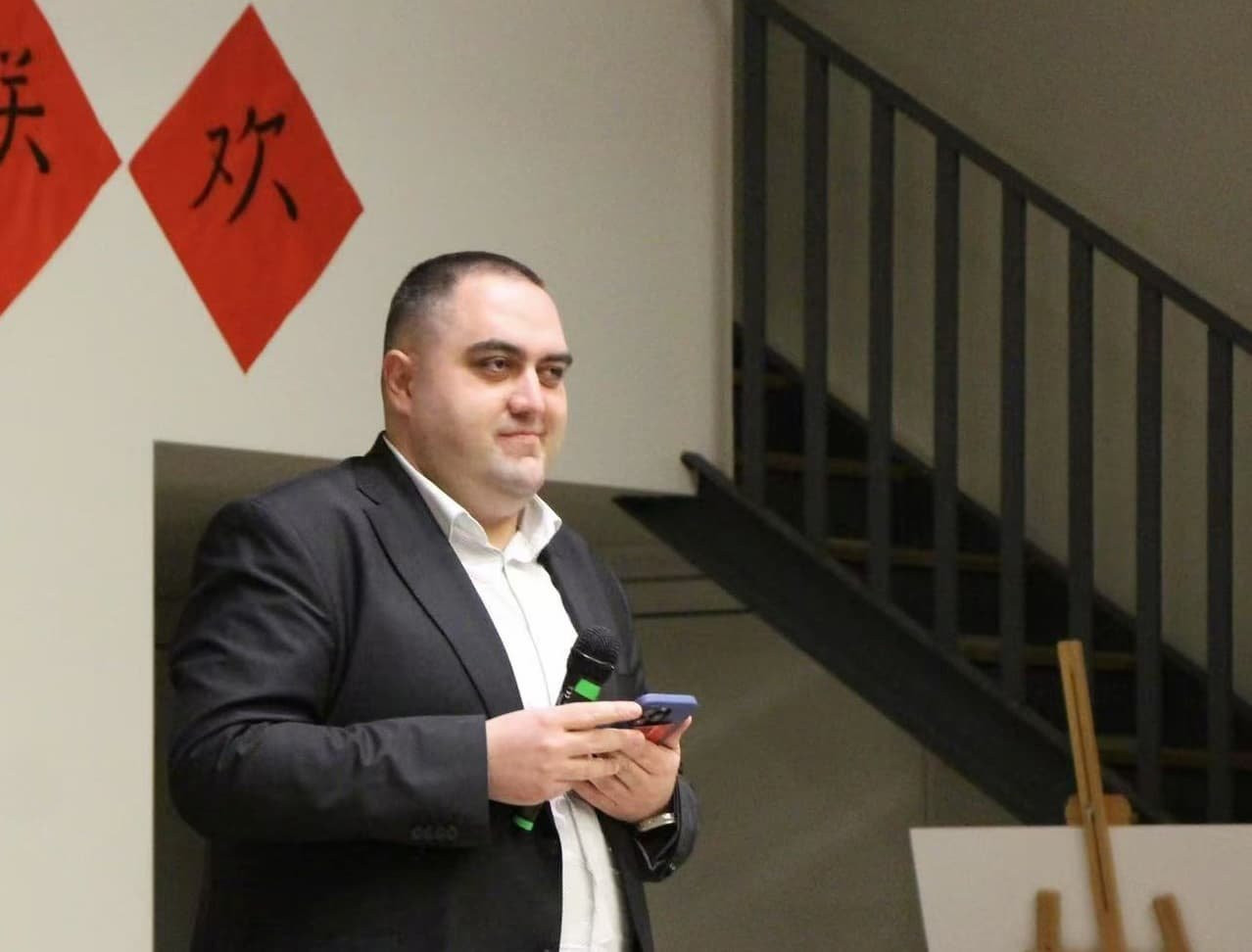 Училищен директор е арестуван за скрити камери в тоалетните на децата