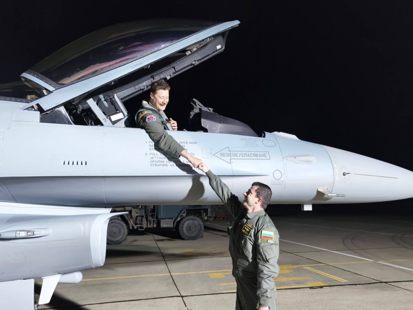 Пристигнаха последните два самолета от първата партида F-16 за България (снимки/видео)