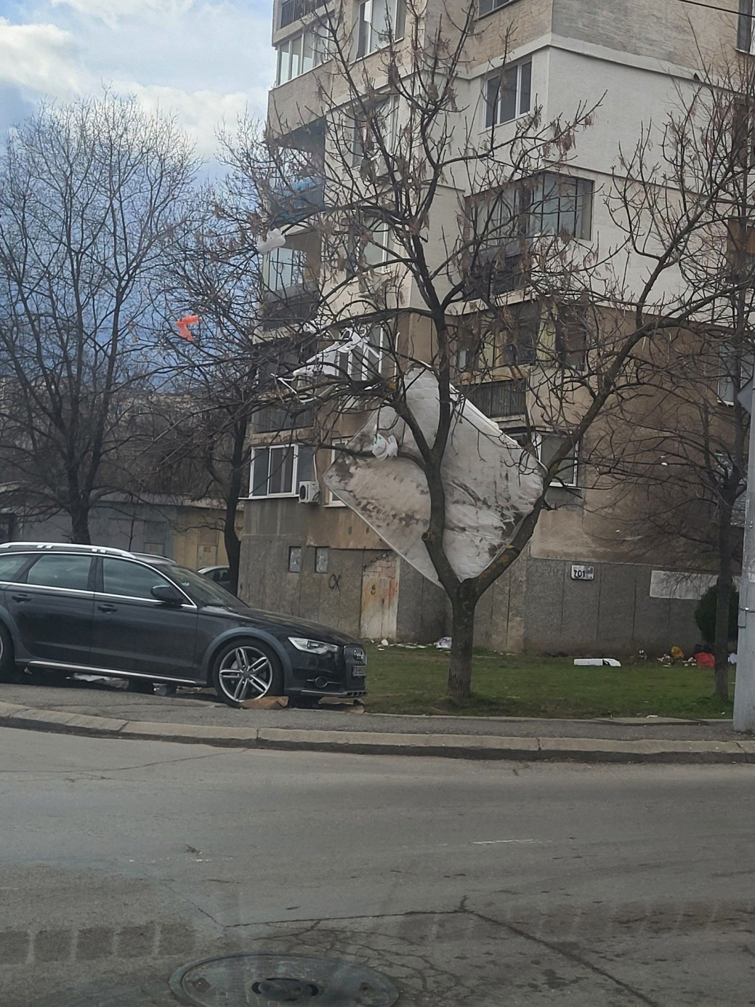 Криза, вятър и празнично разчистване "украсиха" София с матраци и пликове (снимки и видео)