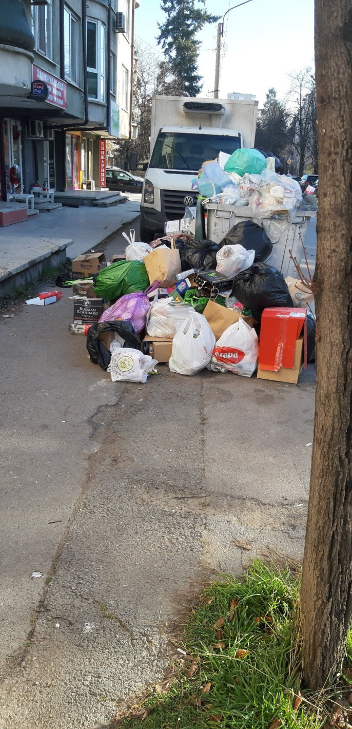 Криза, вятър и празнично разчистване "украсиха" София с матраци и пликове (снимки и видео)