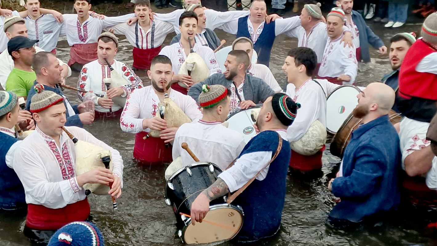 Над 200 души във водите на река Тунджа за Леденото хоро в Калофер