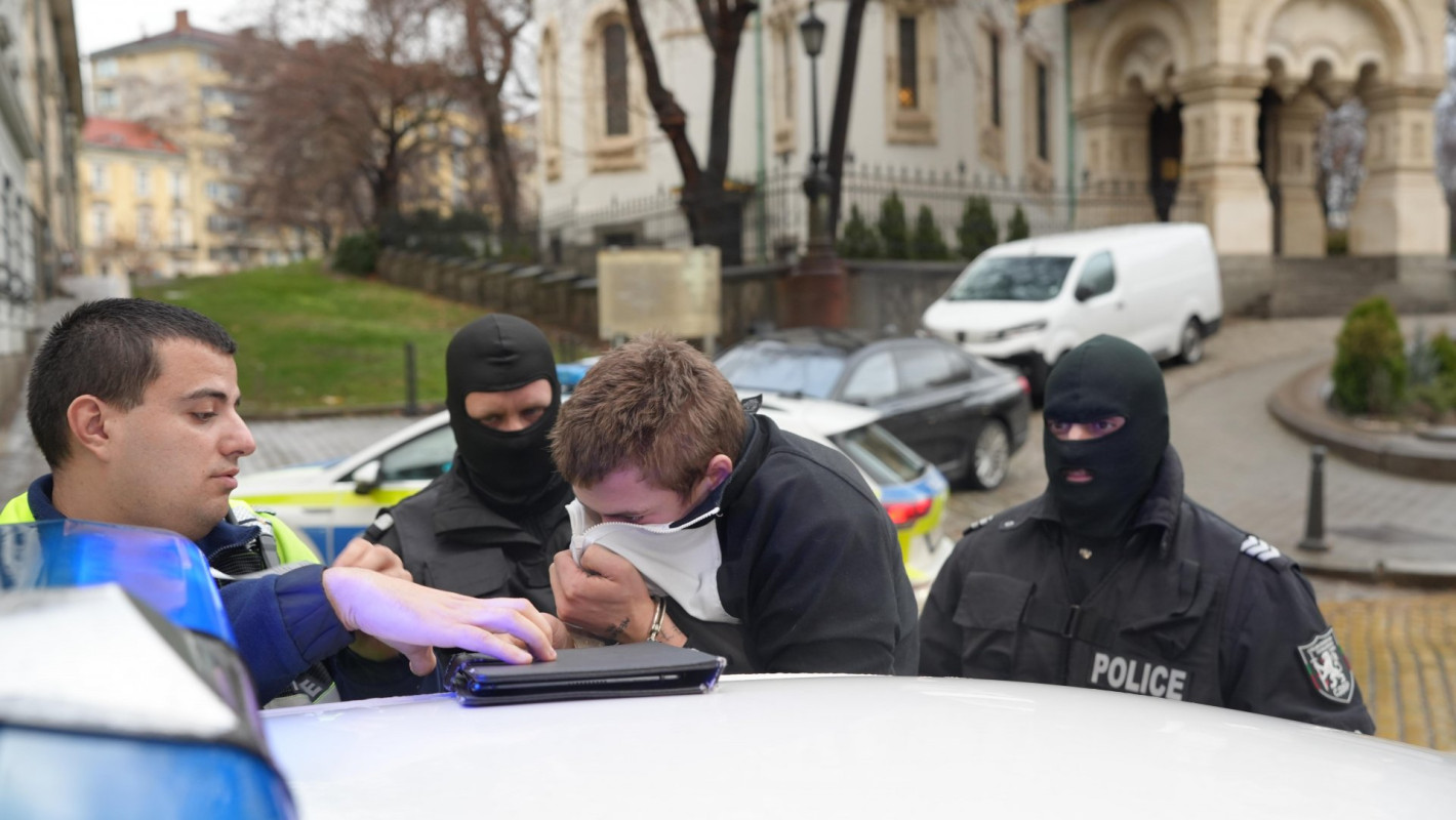 Зрелищен арест в центъра на София след автокражба (снимки)