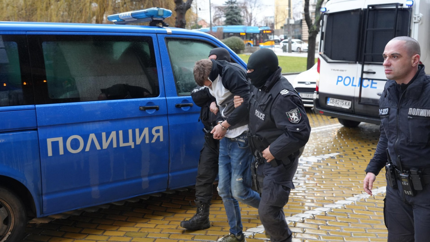 Зрелищен арест в центъра на София след автокражба (снимки)