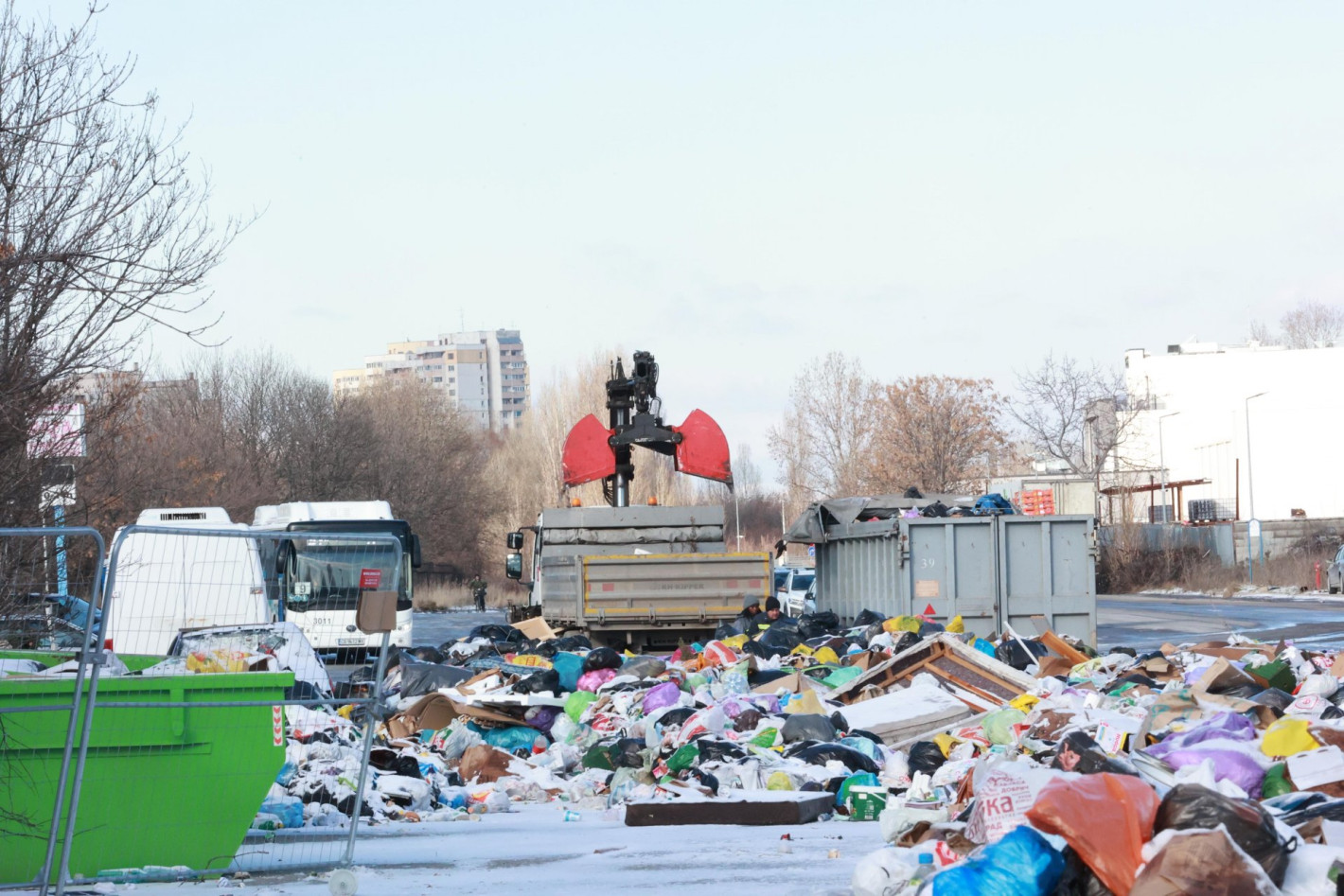 Огромно "временно" сметище на промишлена площадка в столичния район Слатина (снимки)