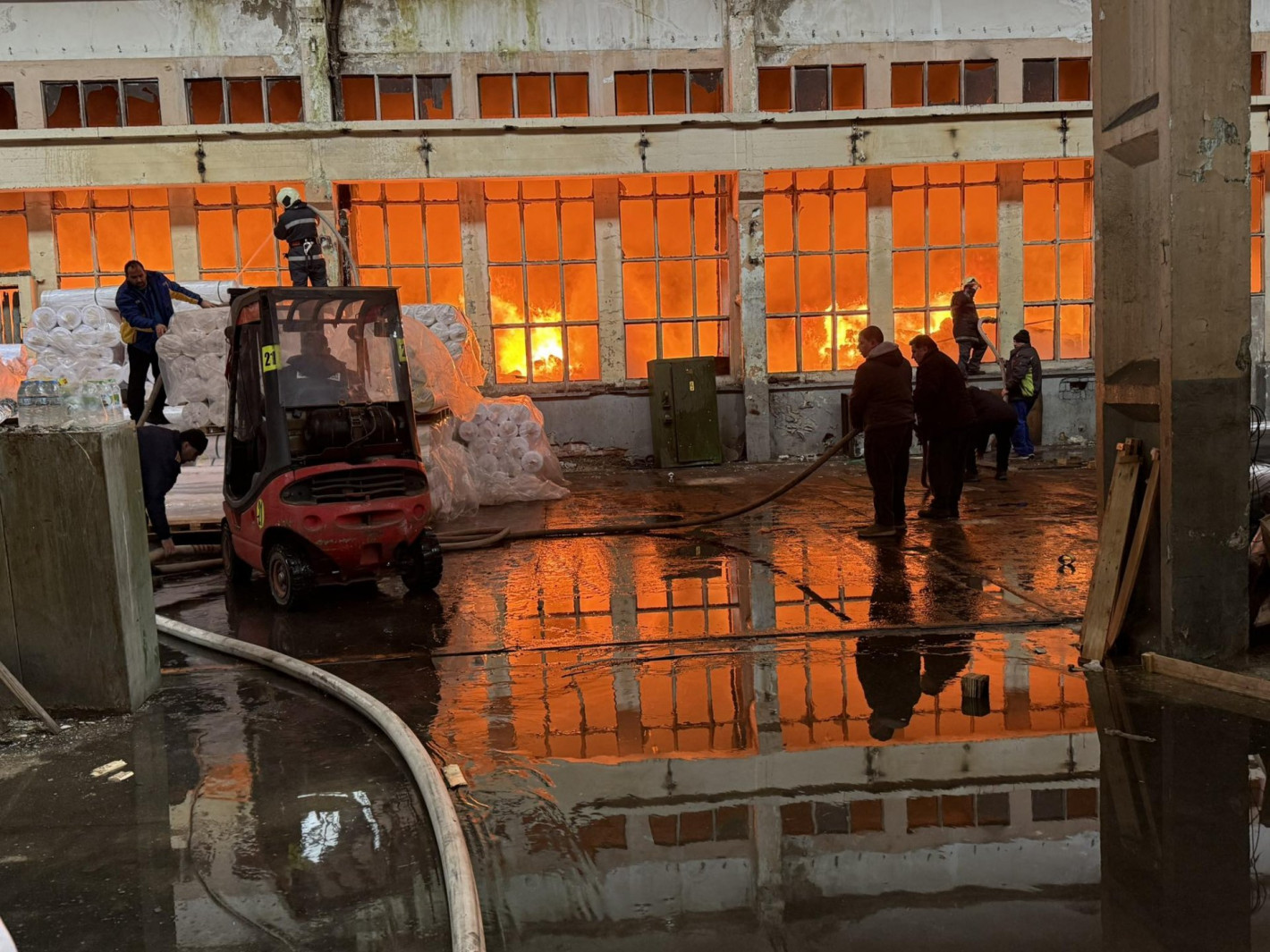 Пожар в Троян в складове на един от най-големите производители на възглавници (снимки)