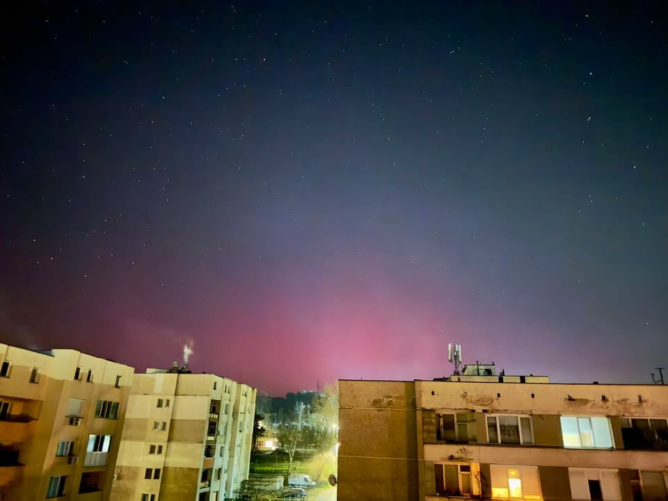Полярно сияние озари небето над България и Европа в червено, розово и зелено (снимки/видео)