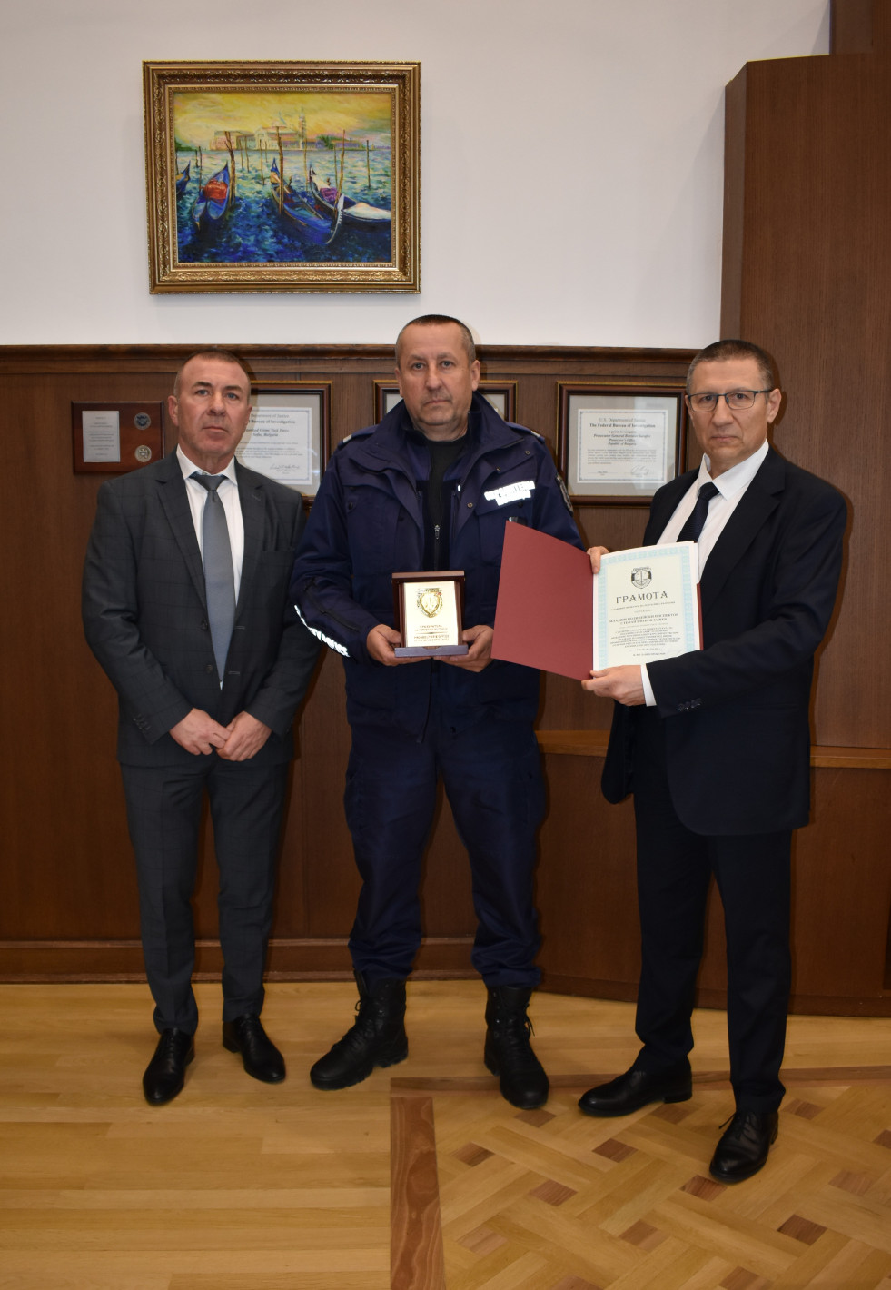 Сарафов награди трима служители на МВР за проявен висок професионализъм при разкриване на въоръжения грабеж край Ихтиман (СНИМКИ)