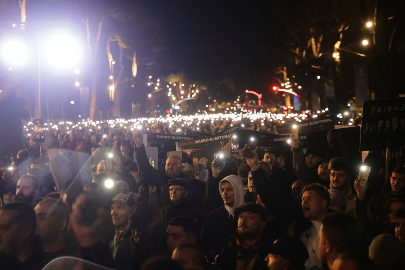 В Тирана като на война: Сблъсъци, ранени и арести на опозиционен митинг (снимки/видео)