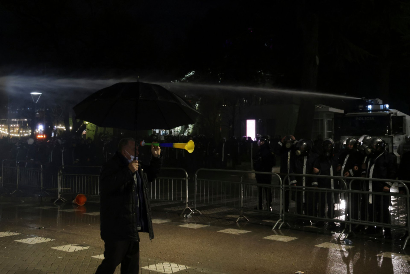 В Тирана като на война: Сблъсъци, ранени и арести на опозиционен митинг (снимки/видео)