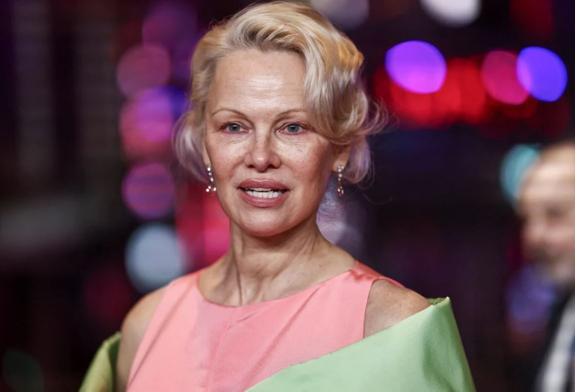 Без лифтинг, без силикон, без пластики: Памела Андерсън предизвика фурор на Берлинале 