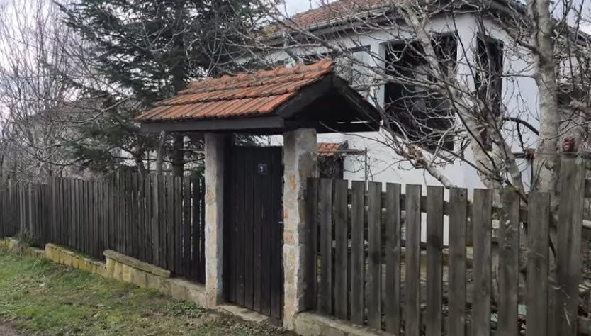 Претърсиха къщата на Ивайло Калушев в село Българи (снимки)