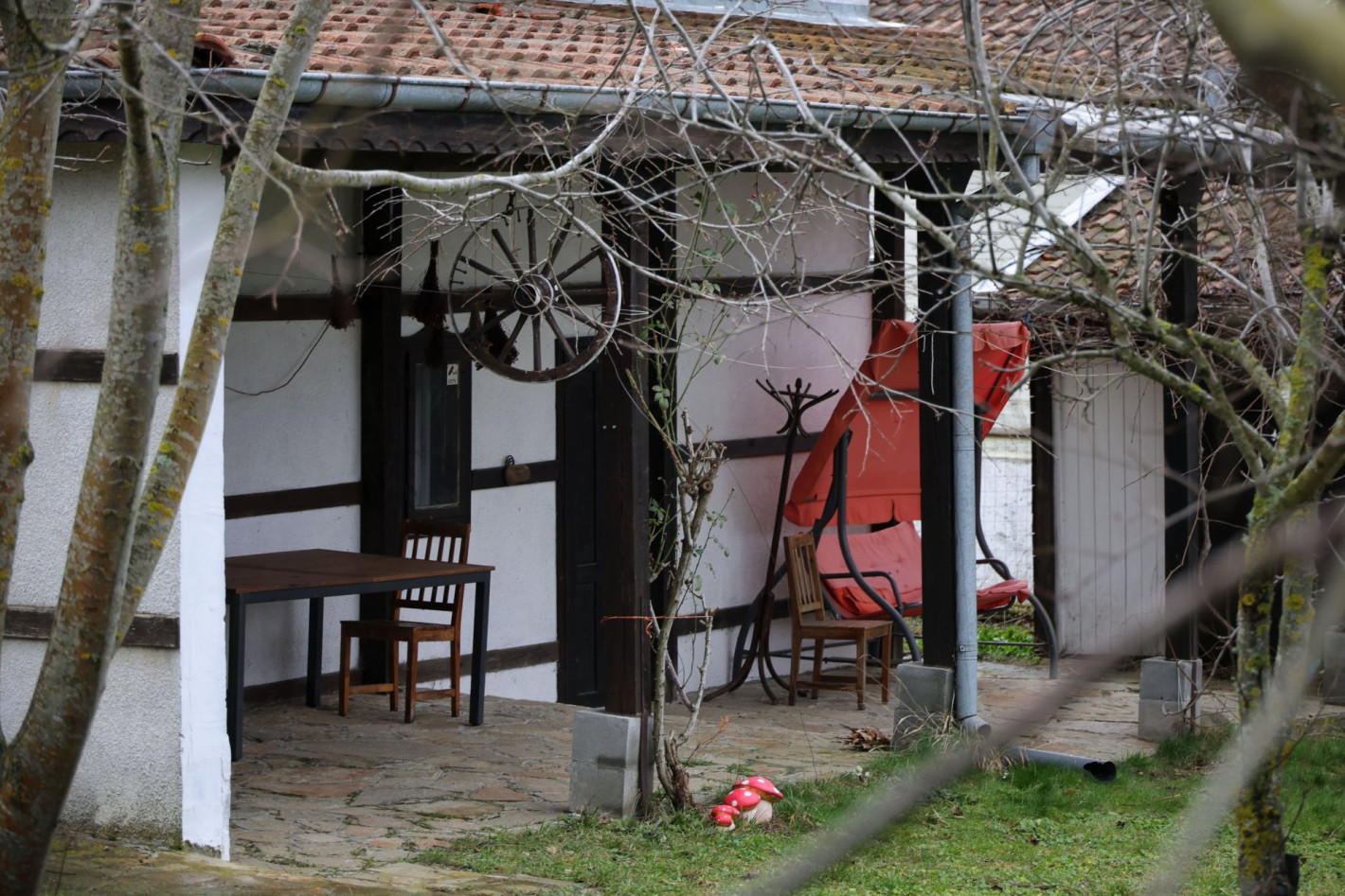 Претърсиха къщата на Ивайло Калушев в село Българи (снимки)