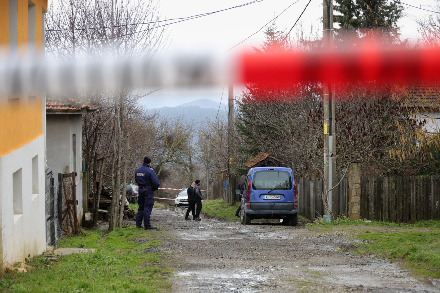 Претърсиха къщата на Ивайло Калушев в село Българи (снимки)