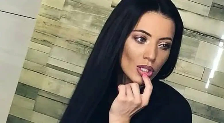Фолк звезда се чекне чисто гола на спалнята си Снимка 18+