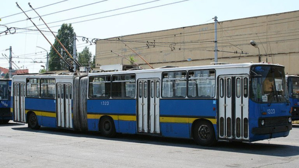 София отбелязва 85 години тролейбусен транспорт: легендарните „Икарус“ и „ЗИУ“ се завръщат реставрирани